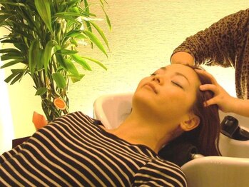 クラール ヘアー(Klar Hair)の写真/健康な髪は頭皮から！ウルトラファインバルブとReFaビーナ使用で頭皮をキレイに整える個室スパ◎