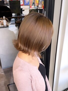 ルーツ(Roots) 外はねボブ/ことりベージュ/地毛風カラー/赤み消しカラー