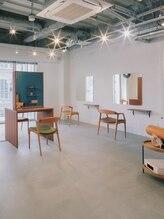 メインフロアは無垢の木を使った温かみのある空間に。