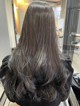 ニーゼロゼロナナ(2007) グレージュカラー