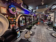 レイブ アクション アンド ヘアー 北千住店(rave Action and Hair)の雰囲気（店内は60sにタイムスリップしたようなモダンな造り）