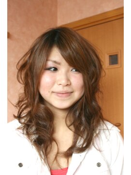 美容室 パラディー(PARADIS) ランダムに毛先を遊ばせたカジュアルウェーブ