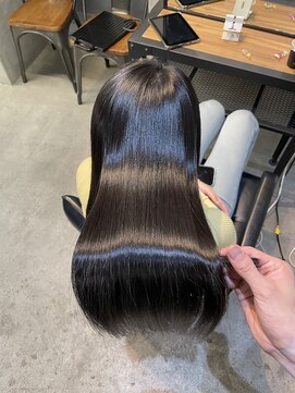 ジーナ 池袋(Zina) 巻かずに目を引く艶髪に