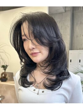 ヌエン 渋谷(NU/EN) ミディアムバタフライレイヤーカット/海外風ハイレイヤーカット