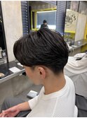 《立体感と束感フェザーパーマ》グリース仕上げで大人らしい印象