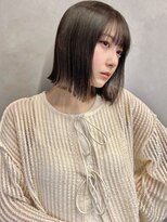 アイユー(ii+U)&nbsp;マチルダボブ　前下がり　外ハネ　グレージュ