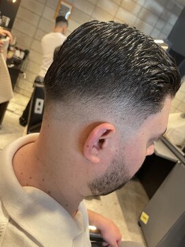 フランクスバーバー アンド ビアークラブ(FRANK'S BARBER and BEER CLUB) ローフェードパートスタイル