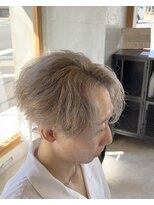 エッジ(EDGE)&nbsp;メンズハイトーンブリーチカラーセンターパートスタイル