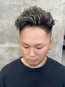 メンズサロン キング 心斎橋店(Men’s salon K!ng) フェザーショートアップバングセンターパートメンズハイライト