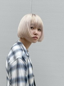 サクラ オモテサンドウ(SAKURA) 切りっぱなしボブ×ホワイトブロンドベージュ