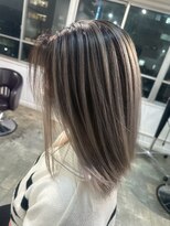 イリ 梅田(ili) ハイライトカラーミルクティーベージュレイヤーカット