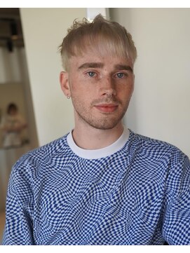 オルター(Alter) ショートスタイルxホワイトカラー