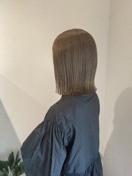 シスイ(sisui) パッツンボブ／透明感ベージュカラー