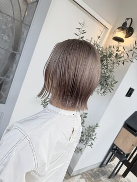 ティズ トヨオカ(tiz TOYOOKA) 切りっぱなしボブ × シルバーミルクティー