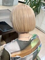 アウラ(AURA)&nbsp;盛岡駅タッセルボブハイトーンカラーミルクティーベージュ外ハネ