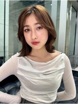 サンバレー(SUNVALLEY) 顔まわりレイヤー鎖骨外ハネくびれ柔らかベージュ