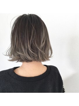 アンユージュアル(unusual) バレイヤージュアッシュカラーツヤ感ノーブル前下がりボブ
