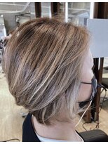 マニス(manis)&nbsp;40代50代白髪ぼかしハイライトシルバーベージュ ショートボブ