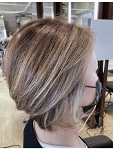 ヘアーアンドメイク マニス(hair&make manis) 白髪ぼかしハイライトハイトーンベージュ 丸みショートボブ