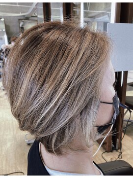 マニス(manis) 40代50代白髪ぼかしハイライトシルバーベージュ ショートボブ