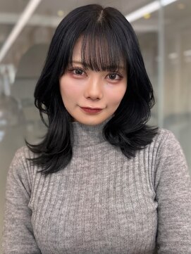 ミディアムレイヤーカット/ブルーブラック/くびれヘア