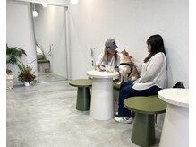 デディトゥ ルイール(dedyto luire)の雰囲気（手前はおにぎりcafe雷となっております◎奥にある鏡が扉です♪）