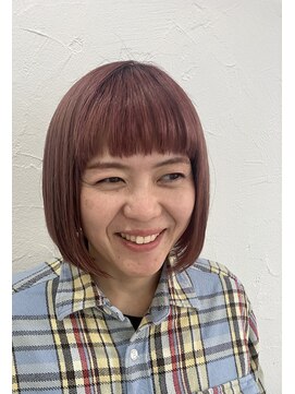 スモーキーピンクの前下がりボブ