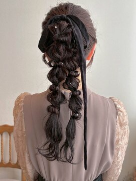 アモレット(amoretto) ヘアセット お呼ばれヘア 結婚式 編み下ろし 三つ編ヘア 20代