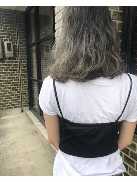 ヘアデザイン ソラ(Sola) ホワイトアッシュグラデーション×無造作ボリューミーパーマ