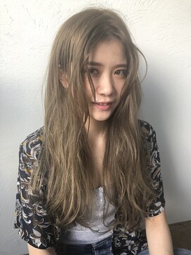 エトランジェ(Etrange) 透明感を感じる寒色ベージュと束感レイヤードロング