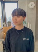 マッシュショート、ハイライトカラー、パッツン前髪
