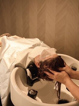 寝心地にこだわったシャンプーブース、炭酸泉とトリートメントで地肌も髪も潤うリラックススパ◎