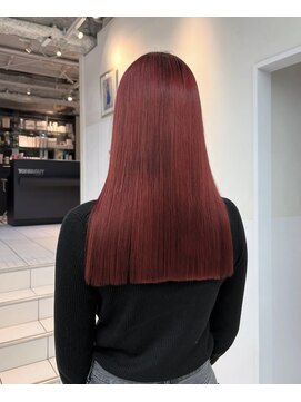 トニーアンドガイ 青山表参道店(TONI&GUY) ラインを残したからっぱなしロング×サラ艶レッドカラー