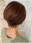 前下がりショートボブ/暖色系カラー/美シルエット/くびれ/小顔