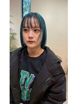 シフト(SHEEFT)&nbsp;透明感ブルーカラーが映すタイトボブの滑らかで上質な質感