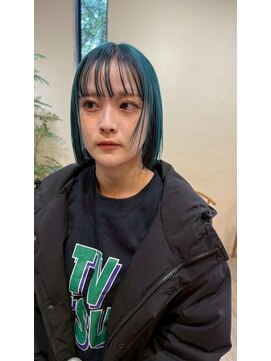 シフト(SHEEFT) 透明感ブルーカラーが映すタイトボブの滑らかで上質な質感