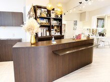 ウィービーパセリ atre川越店(WE BE PARSLEY)の雰囲気（あなたをお迎えする、広々として綺麗で可愛いフロント♪）