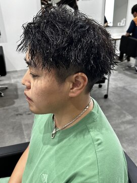 ヒュイル バイ ニアウ(Hwyl by Niau) メンズマッシュパーマニュアンスパーマスパイラルパーマ刈り上げ