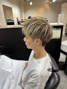 フリーゼアコマキ(FRISEUR) ツーブロックショートスタイル