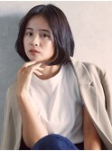 清潔感と女性らしさを引き立てる上品な内巻きミディ