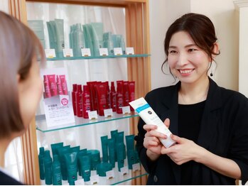 ラドゥース(La douceur)の写真/髪の悩みに詳しいベテランの女性スタイリストがあなたの気持ちに寄り添って丁寧に解決☆何でも相談できる♪