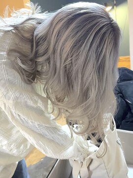 ブレイズヘアー(BLAZEhair) 【逆光でも透明感】ホワイトミルクティグレージュ×ブリーチ３回