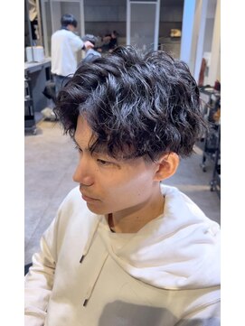 クオンヒール(QUON HEAL) 刈り上げセンターパートフェザーパーマサーフカールn