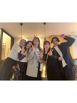 カミカリスマ受賞/外部セミナー講師活動/雑誌掲載/ヘアメイクなど多岐に活躍する実力派スタイリスト在籍。