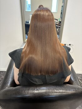 髪の広がりやうねりを抑えながら、まっすぐ過ぎず、ナチュラルで自然な仕上がりのストレートが叶う◎