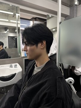 クロムトウキョウ ザ バーバー ネオン 新宿店(CHROM TOKYO the Barber ne/on) 前下りセンターパート