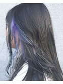 暗髪セミロングとインナーカラー