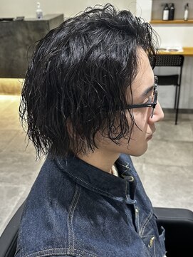 ヒュイル バイ ニアウ(Hwyl by Niau) メンズミディアムパーマツイストパーマスパイラルパーマ刈り上げ