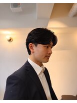 シーンバイラッド ヘルム(SCENE by RAD helm)&nbsp;清潔感抜群のメンズセンターパートツーブロックメンズカット艶感