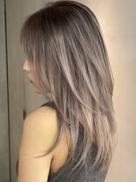 ヨロ 小岩(YOLO) ミルクティーグレージュハイライトケアブリーチレイヤーカット